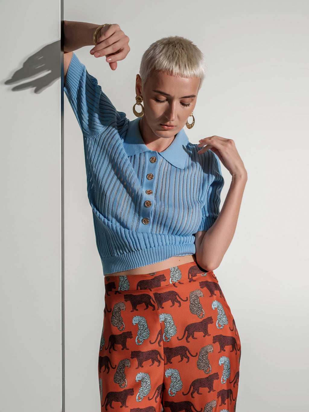 Ribbed knit short-sleeve blue polo top