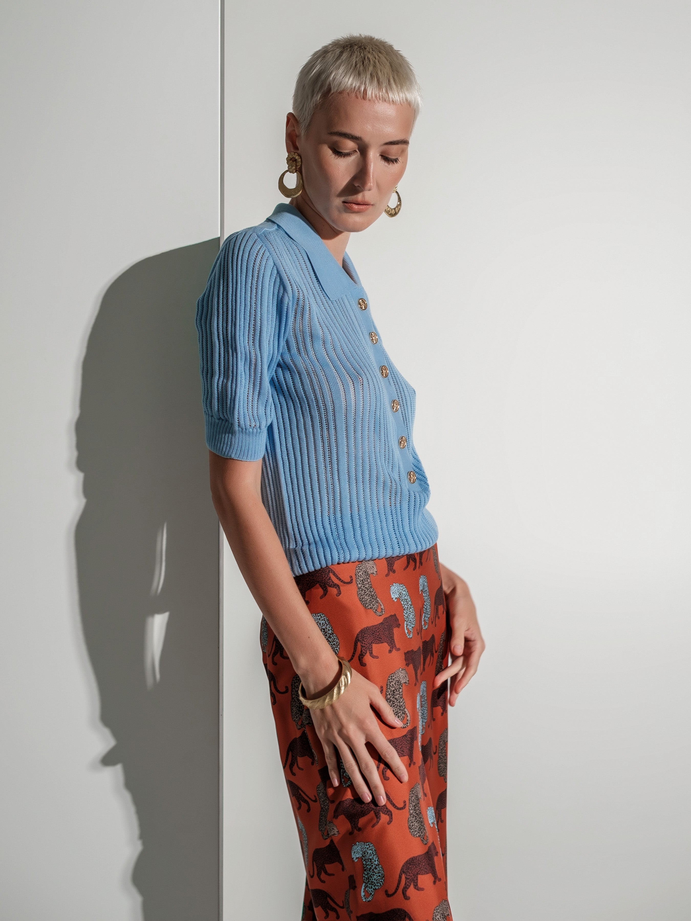 Ribbed knit short-sleeve blue polo top