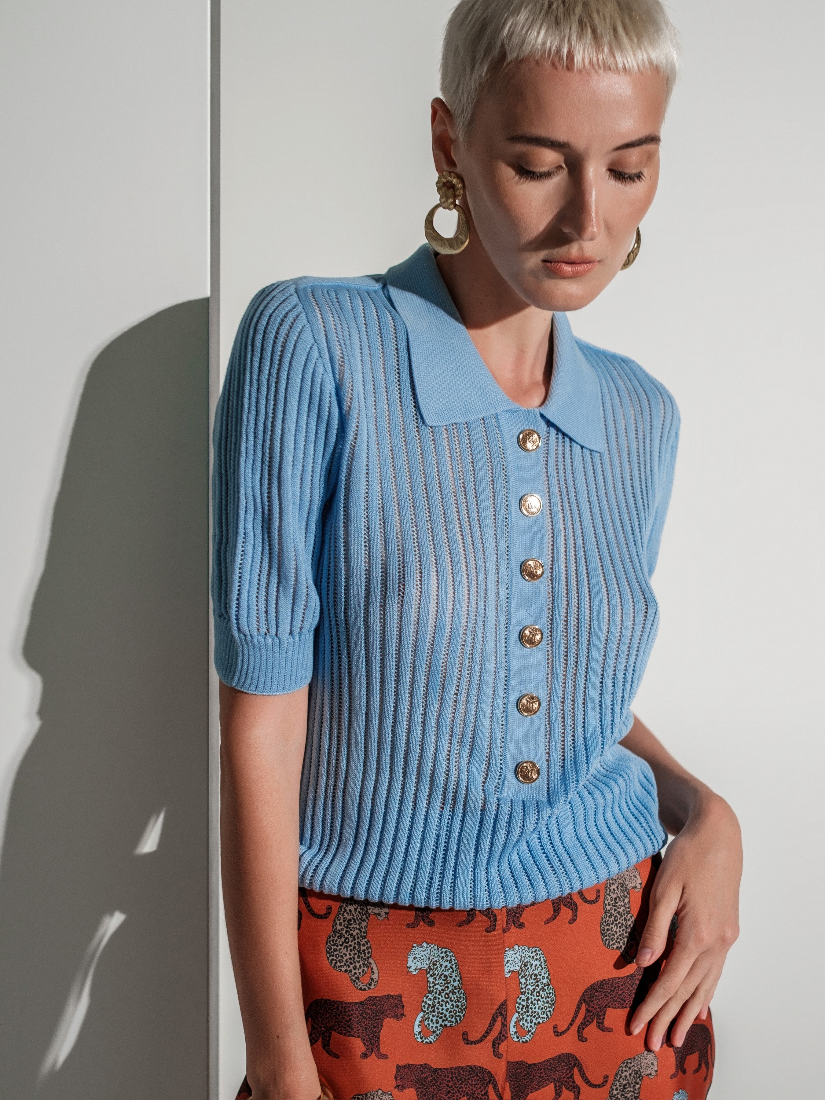 Ribbed knit short-sleeve blue polo top